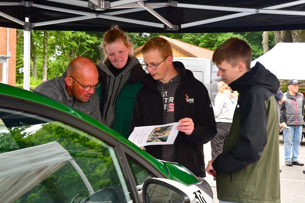 Anders Kirkeby Hansen og Kasper Pinholt (t.h.) studerer sammen med deres serviceteam sprintprøven i Sdr. Vium med deres servicefolk.
(Foto: Morten Dam - autoMOTIV/specialpress)